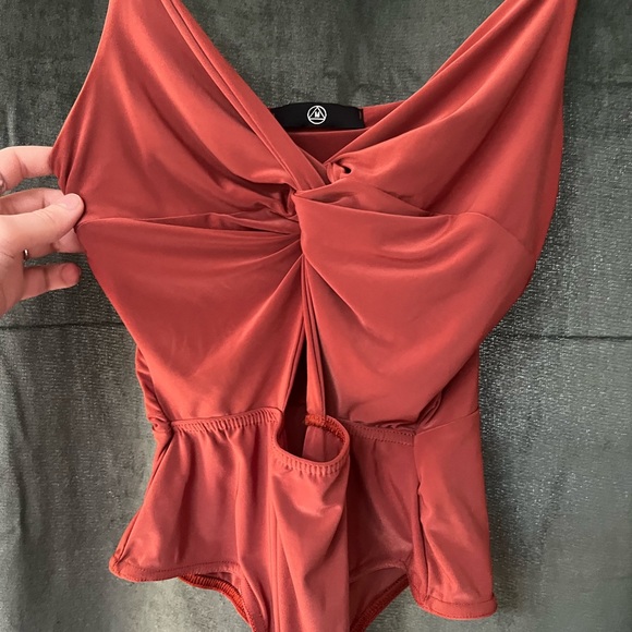 Missguided Twist Front Bodysuit - Picture 3 of 3
